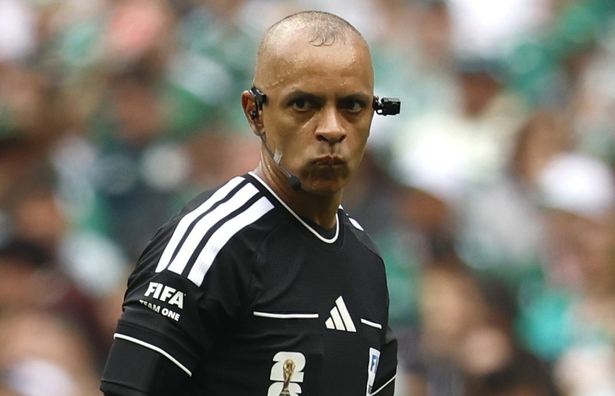 epa13031540 Brazilian referee Wilton Sampaio during the FIFA World Cup 2026 Group A match between Mexico and South Africa in Mexico City, Mexico, 11 June 2026. EPA/SASHENKA GUTIERREZ