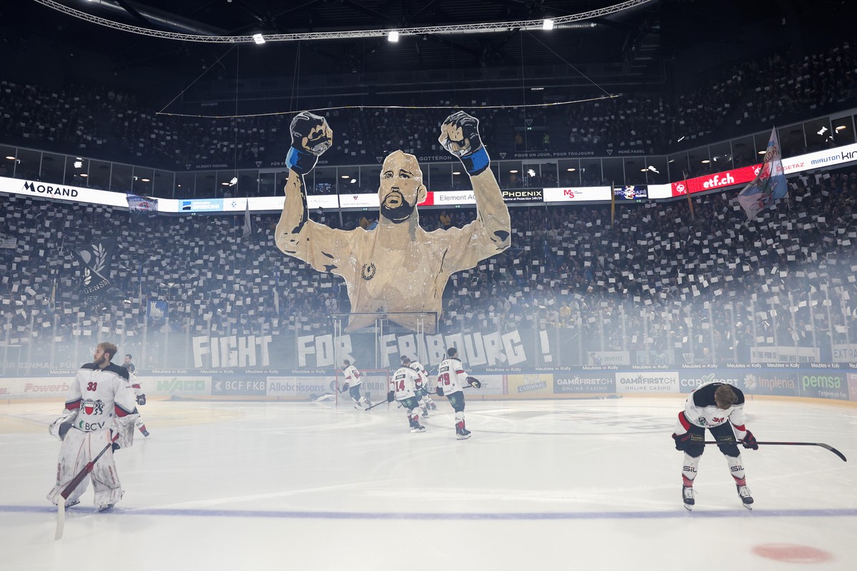 Lausannes Torhueter Kevin Pasche, links, Lukas Frick, rechts, und ihre Teamkollegen stehen vor der Choreographie der Fribourg Fans vor dem ersten Eishockey Playoff Halbfinal Spiel der National League  ...