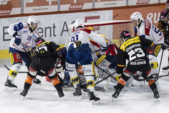 Viel Verkehr vor Klotens Tor im Spiel der Eishockey National League zwischen SC Bern, SCB, und EHC Kloten, EHCK, vom Freitag, 26. September 2025 in Postfinance Arena in Bern. (KEYSTONE/Peter Schneider ...