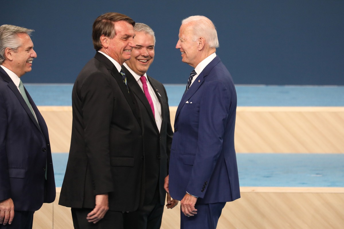 epa10006854 US President Joe Biden (R), and Brasilian President Jair Bolsonaro (2-L), greet each other after they took part in a 'Family Photo' at the IX Summit of the Americas in Los Angele ...