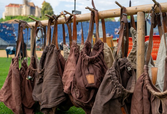 Die Zwilchhosen warten auf ihren Einsatz am Oberaargauischen Schwingfest, am Donnerstag, 1. August 2024, in Burgdorf. (KEYSTONE/Marcel Bieri)