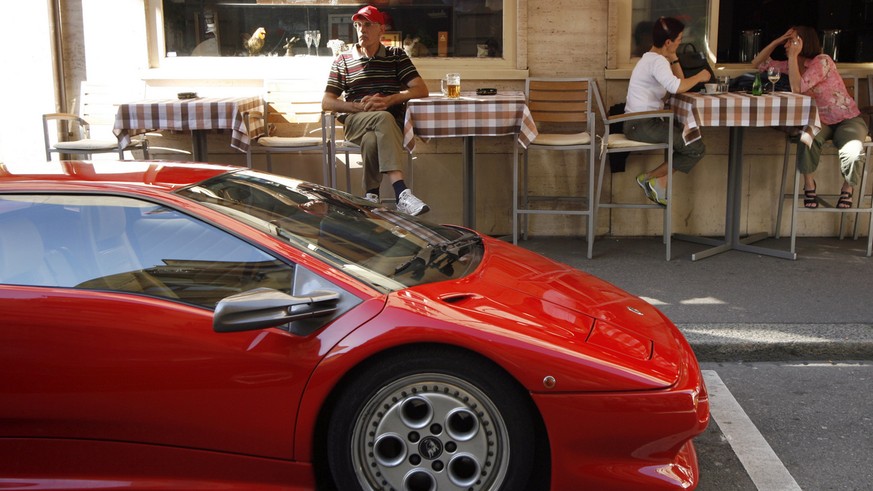 Ein schnelles Auto steht auf einem Parkplatz vor einem Restaurant am Samstag, 19. Mai 2007 in Zuerich. (KEYSTONE/Alessandro Della Bella)