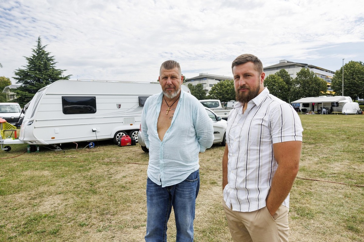 Deux representants de la communaute yeniche Patrick Bircher, gauche, et Steve Gerzner, droite, posent pour le photographe dans le campement yeniche installe sans autorisation dans le parc Francois-Aug ...