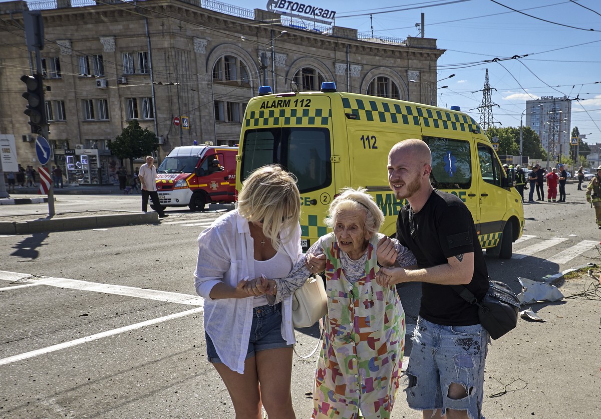 epa11430849 People help an elderly woman at the site of a glide bomb attack on a residential building in Kharkiv, northeastern Ukraine, 22 June 2024, amid the Russian invasion. At least three people d ...