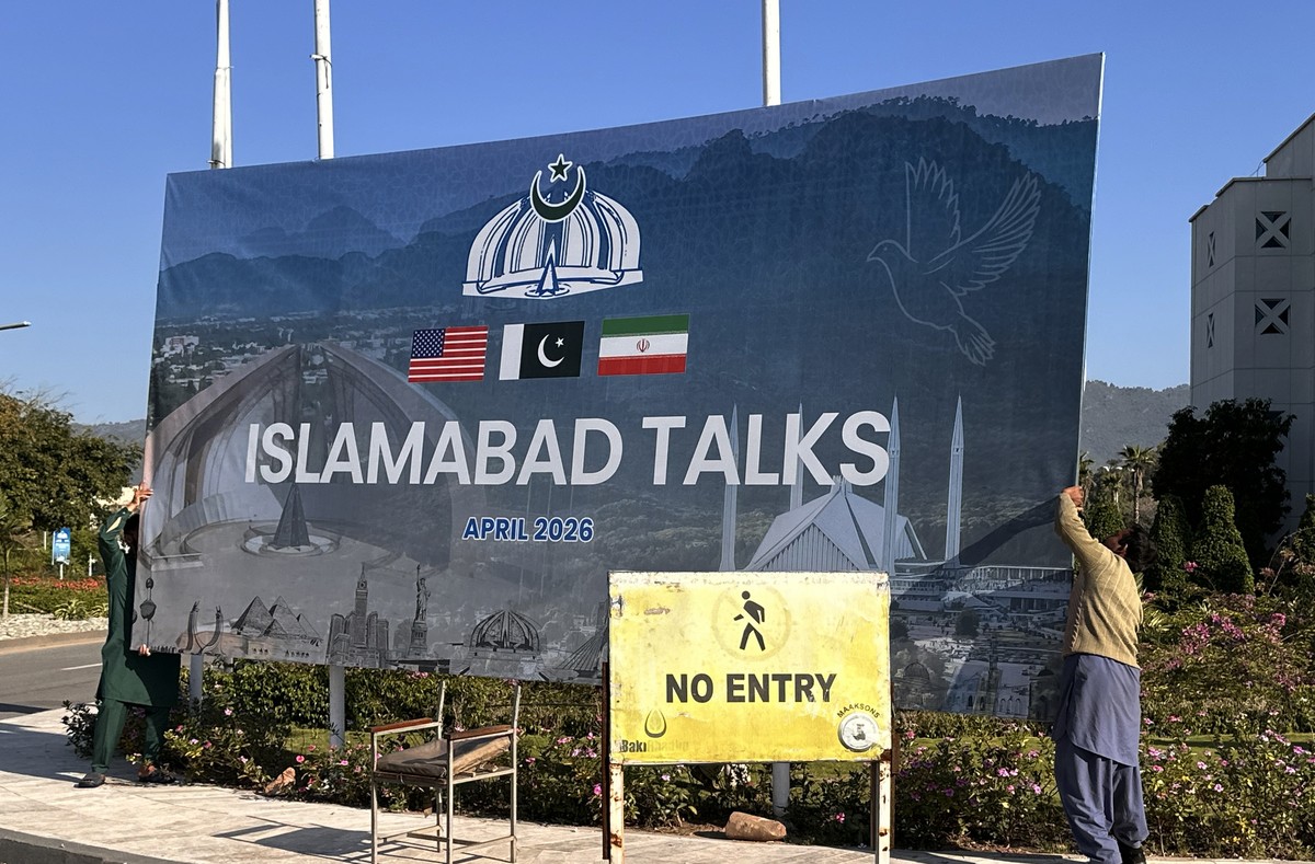 epa12884434 Laborers remove billboards after the peace talks between US and Iran ends in Islamabad, Pakistan, 12 April 2026. The United States and Iran did not reach a deal after long talks in Islamab ...