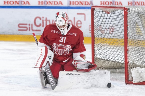 Le gardien lausannois Sandro Zurkirchen, fait un arret ors du premier match du quart de finale de play off du championnat suisse de hockey sur glace de National League, entre le Lausanne HC et les Lan ...