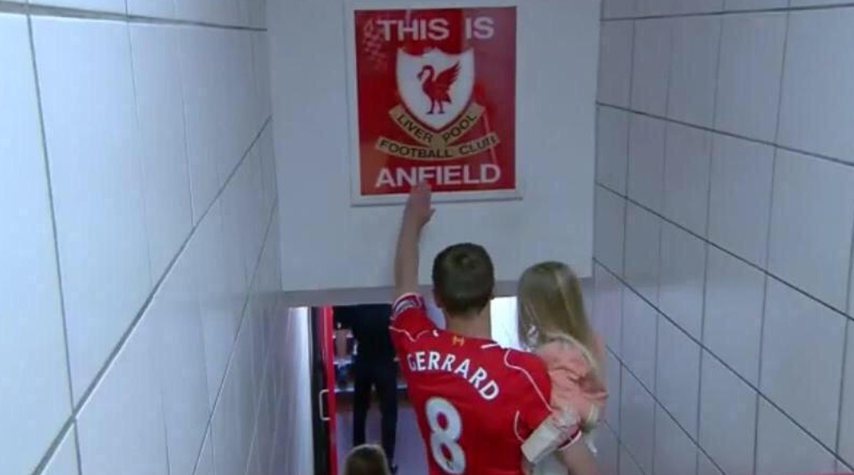Steven Gerrard berührt zum letzten Mal das Schild mit der legendären Aufschrift «This is Anfield».