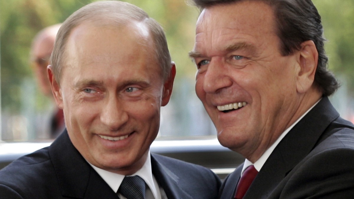 File--- File photo shows German Chancellor Gerhard Schroeder, right, welcoming Russia's President Vladimir Putin in Berlin, Germany, Thursday Sept. 8, 2005. Local officials with German Chancellor ...
