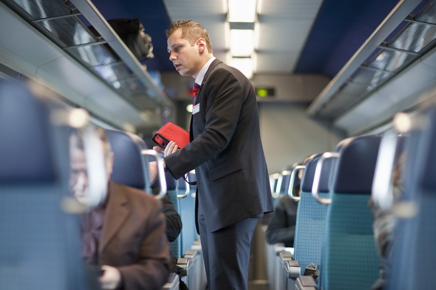 ARCHIVBILD ZUR VERGABE DER FERNVERKEHRSKONZESSIONEN DURCH DAS BAV, AM MONTAG, 23. OKTOBER 2017 - A ticket collector checks the passengers' tickets in an InterCity train of the Swiss Federal Railw ...