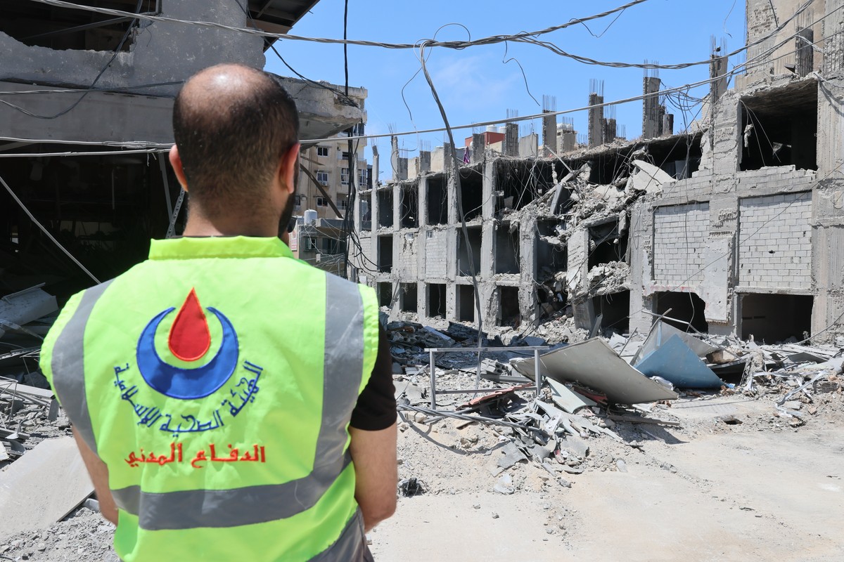 epa13010693 A rescuer stands next to destroyed buildings after an Israeli airstrike that targeted the city of Tyre, Lebanon, 02 June 2026. The Lebanese Ministry of Health said that, as of 01 June, Isr ...