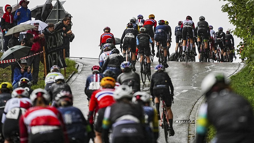 The bunch rides during the Women Elite road race of the Cycling and Para-cycling Road World Championships in Zurich, Switzerland, Saturday Sept. 28, 2024. (Zac Williams/SWpix.com/Pool Photo via AP)
20 ...