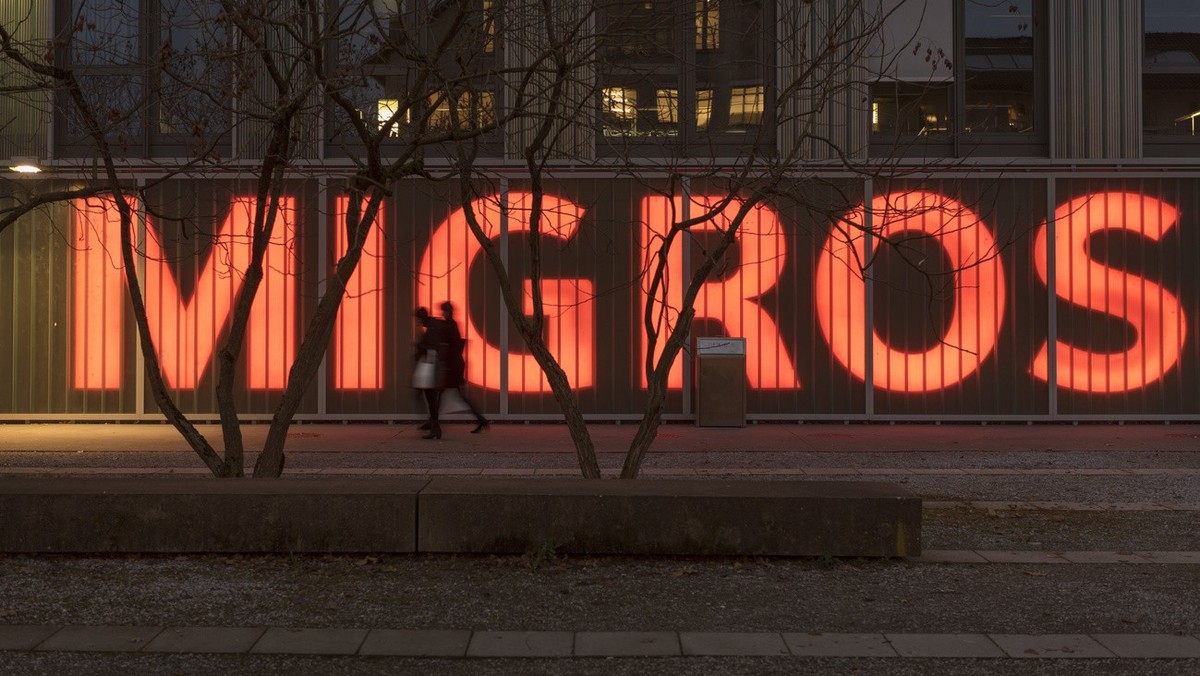 The Migros logo on the facade of the building complex "Puls 5", pictured in Zurich, Switzerland, on January 19, 2018. (KEYSTONE/Christian Beutler) 

Das Migros-Logo an der Fassade des Gebaeu ...