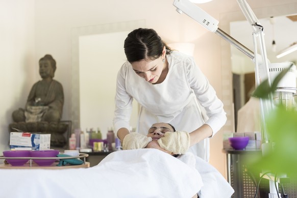 Keshtjella Pepshi, candidate for the National Council, works as medical cosmetician in Heimberg, Switzerland, on July 24, 2015. (KEYSTONE/Christian Beutler)

Keshtjella Pepshi, Nationalratskandidatin  ...