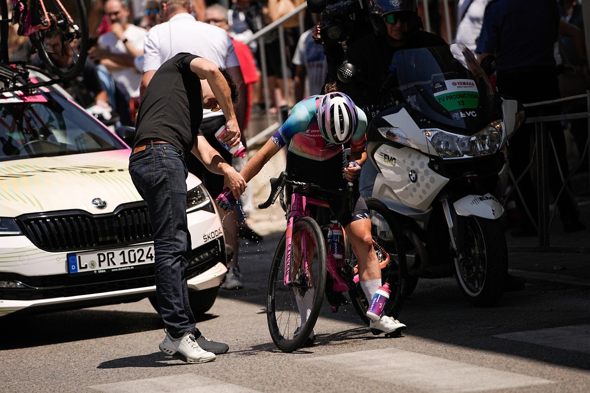 Chabbey Elise Team Canyon Sram Racing after crash during the 6th stage of the Giro d&amp; x2019Italia Women, from San Benedetto del Tronto to Chieti, Italy Friday, July 12, 2024. - cycling . PUBLICATI ...