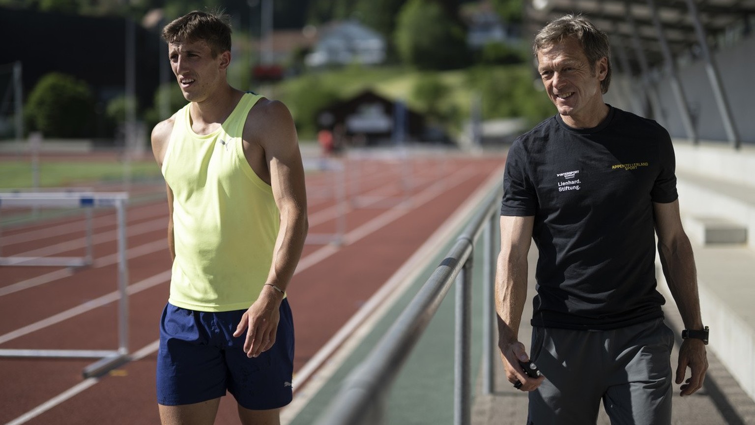 Der Schweizer Zehnkaempfer Simon Ehammer, links, mit Trainer Rene Wyler, aufgenommen am Mittwoch, 18. Mai 2022, in Teufen. (KEYSTONE/Gian Ehrenzeller)