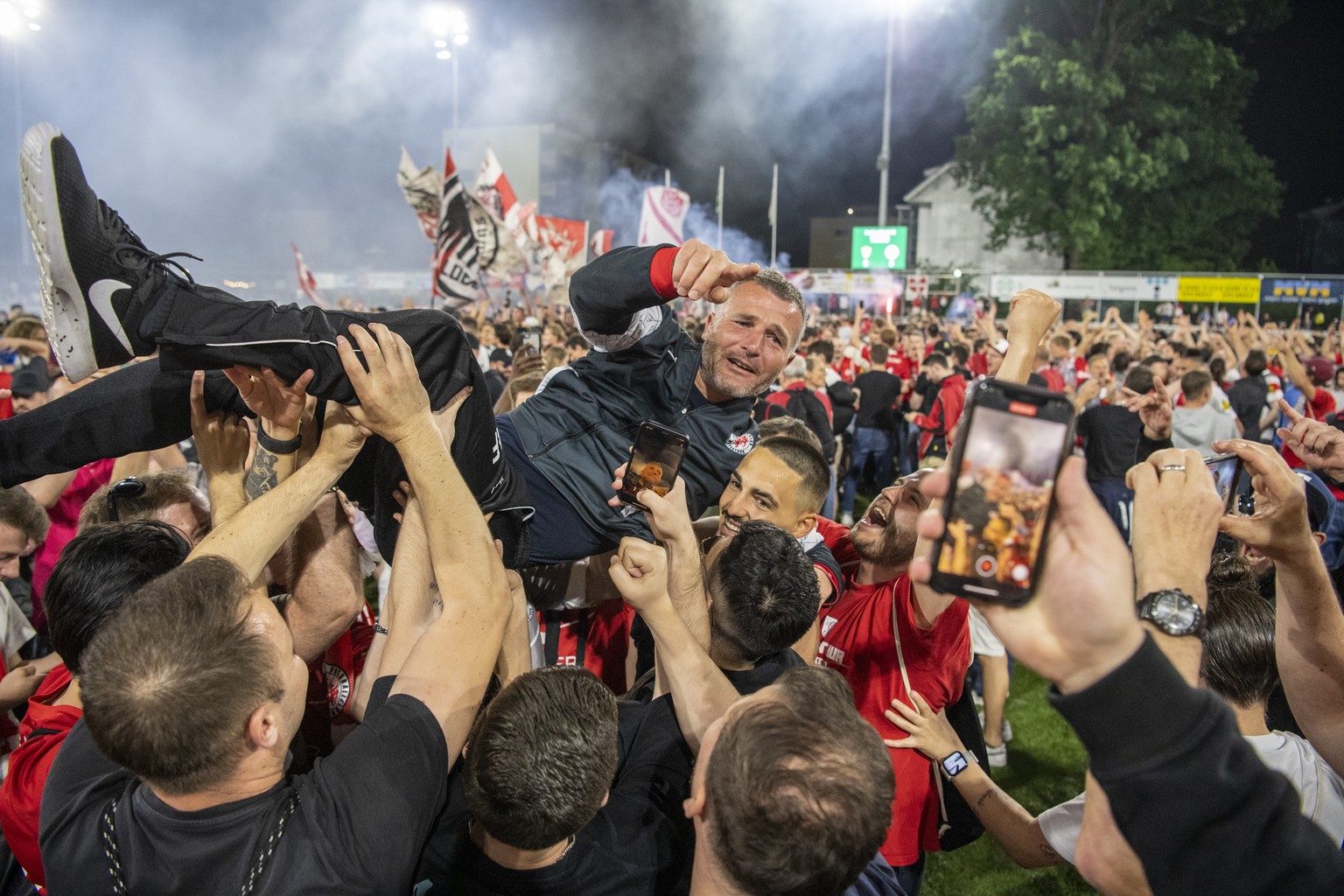 Die Fans und Trainer Alex Frei von Winterthur feiern den Aufstieg in die Super League nach dem Challenge League Meisterschaftsspiel zwischen dem SC Kriens und dem FC Winterthur vom Samstag, 21. Mai 20 ...