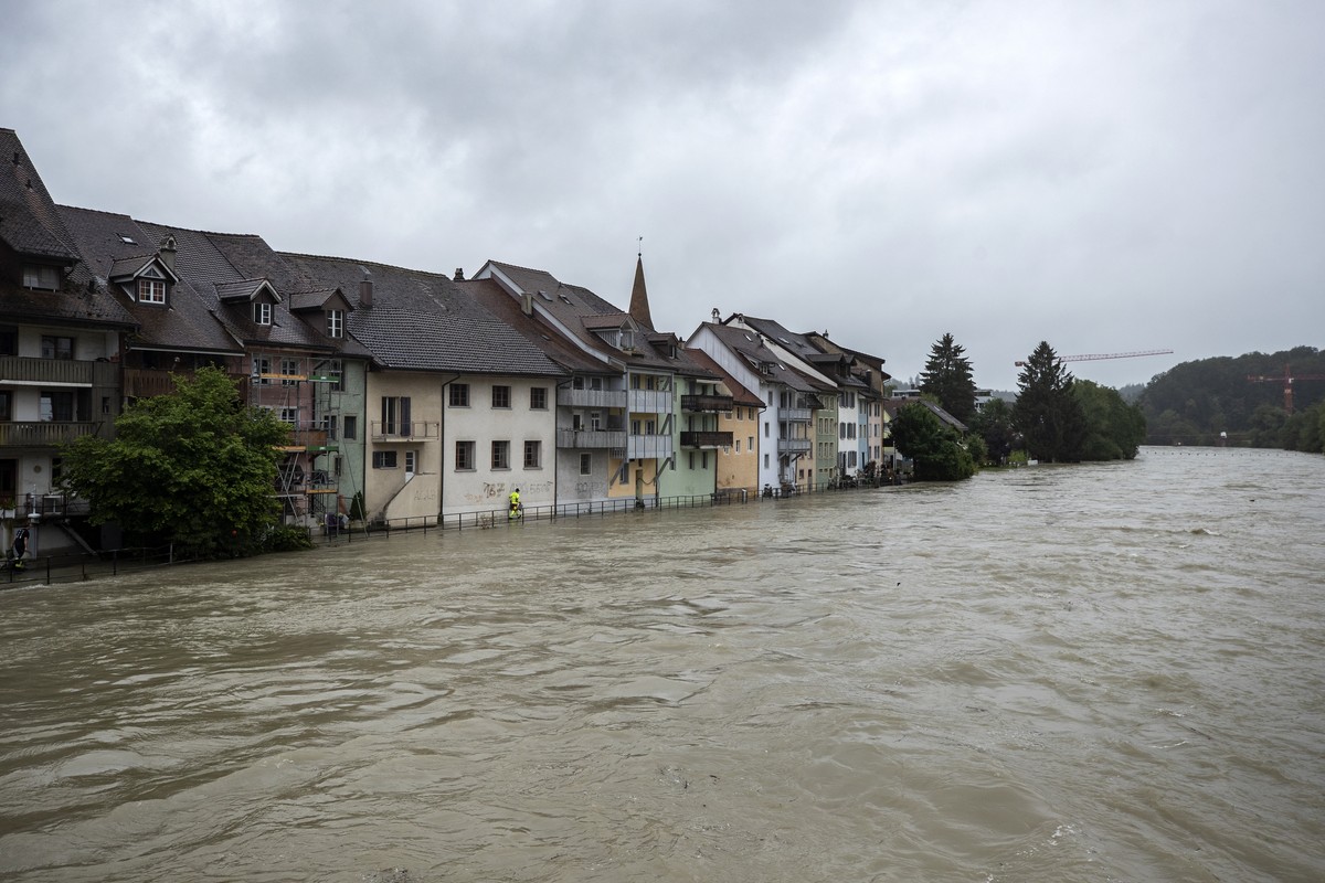 Zivilschutz und Feuewehr deponieren Sandsaecke vor Wohnhaeuser in Mellingen an der Reuss, aufgenommen am Donnerstag, 15. Juli 2021. Aufgrund der heftigen Regenfaelle fuehrt die Reuss Hochwasser..(KEYS ...