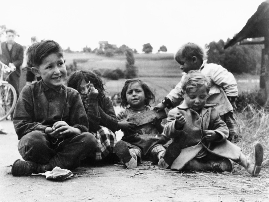 Kinder von Fahrenden auf einer Dorfstrasse in der Schweiz, aufgenommen um das Jahr 1950. (KEYSTONE/Str)