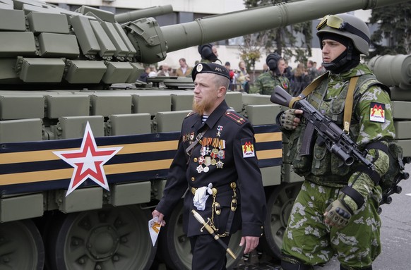 epa04740264 One of Pro-Russian rebelâ€™s commander Arseny Pavlov, better know by his nickname &#039;Motorola&#039; (C) walks before the military parade at downtown of Donetsk, Ukraine, 09 May 2015. Le ...