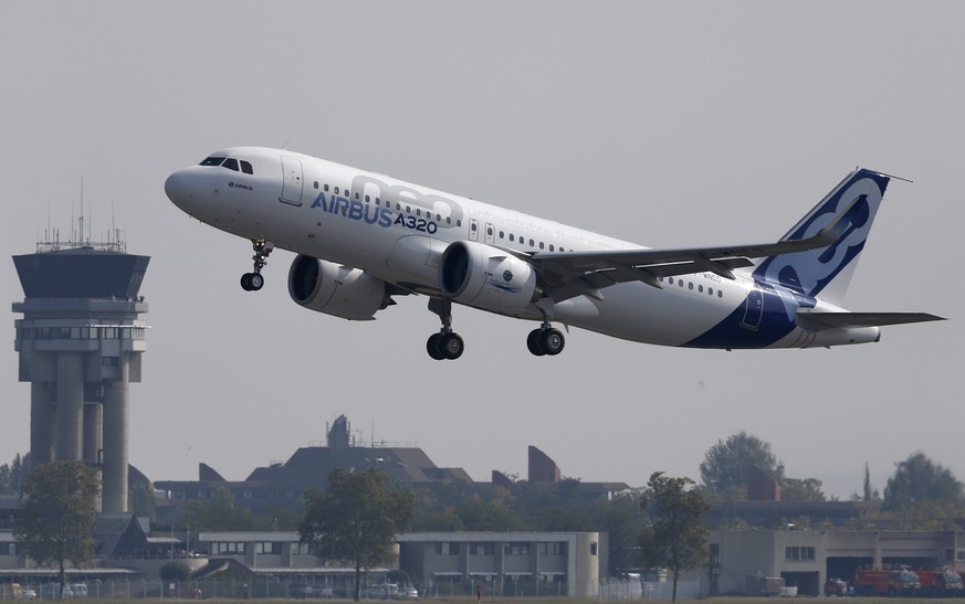 epa04416409 The new Airbus A320neo aircraft takes off for its first flight from the airport of Toulouse-Blagnac, southern France, 25 September 2014. The roll-out of the first A320neo - according to Ai ...