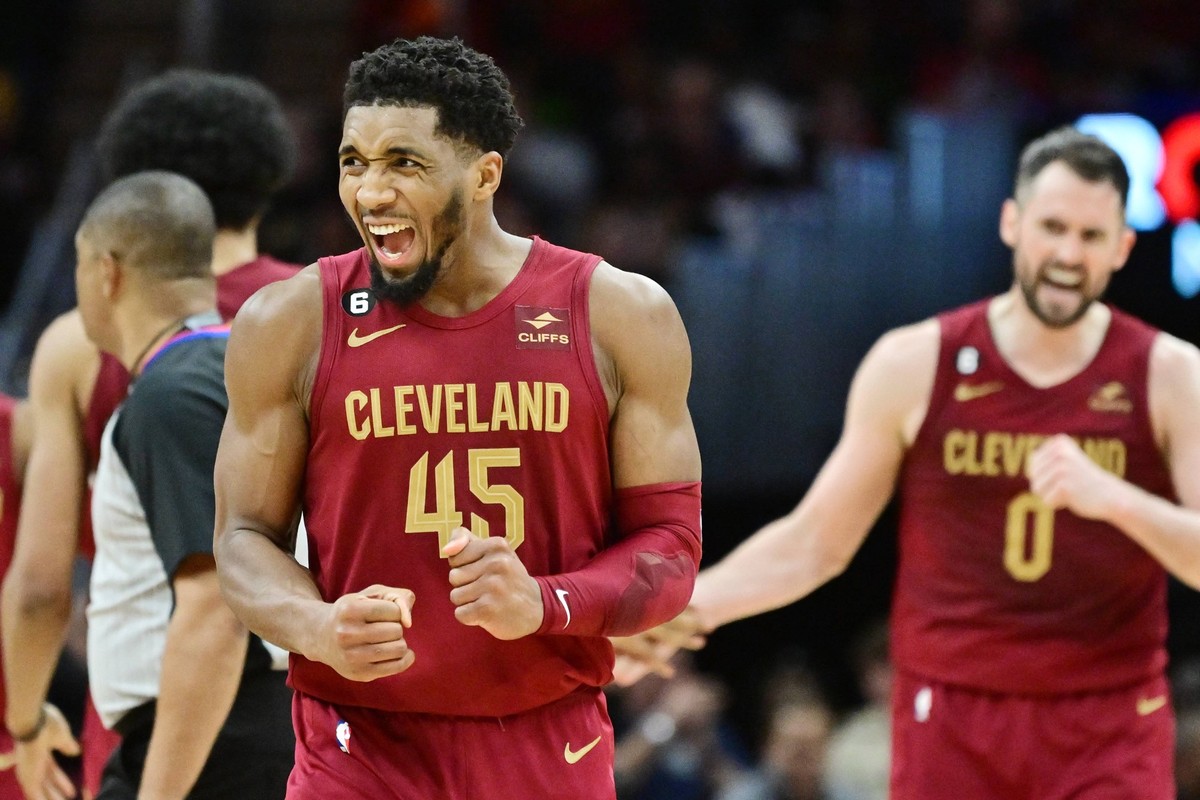 NBA, Basketball Herren, USA Chicago Bulls at Cleveland Cavaliers Jan 2, 2023 Cleveland, Ohio, USA Cleveland Cavaliers guard Donovan Mitchell 45 celebrates after a basket during the second half against ...