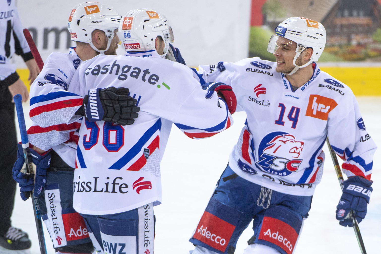 Lions, Frederik Pettersson, Maxim Noreau, Chris Baltisberger, von links, jubeln, rechts, waehrend dem Meisterschaftsspiel der National League, zwischen den SCL Tigers und den ZSC Lions, am Freitag 10. ...