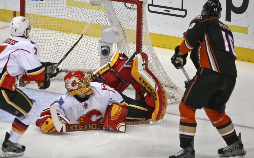 Jonas Hiller hält in der Startphase nur zwei von fünf Schüssen auf seinen Kasten und muss deshalb vom Eis.