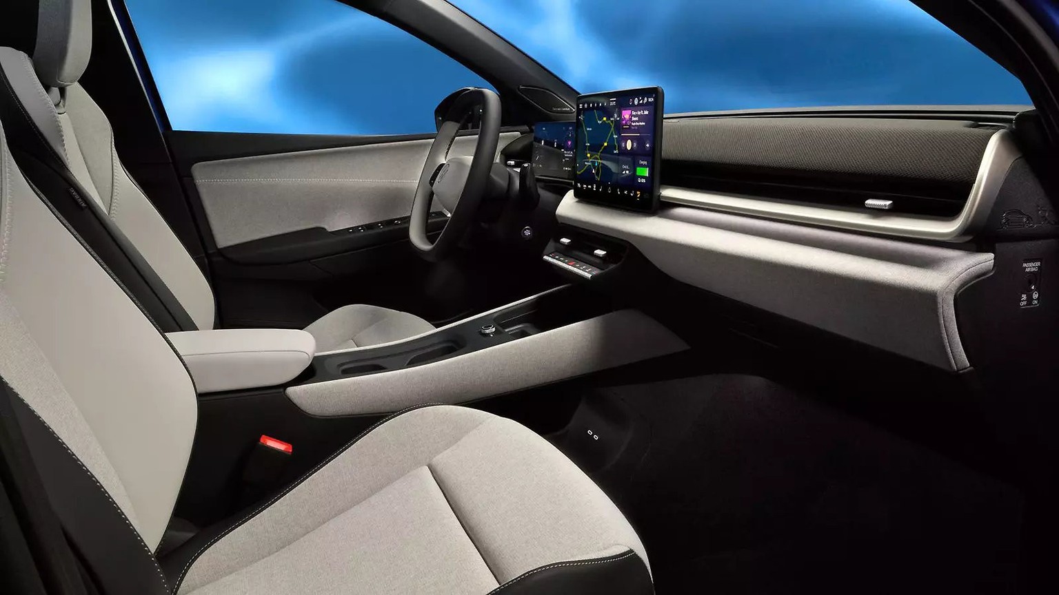 Der Innenraum wirkt fast durchweg hochwertig: Stoffbespannungen statt Plastik sorgt für ein behagliches Ambiente.