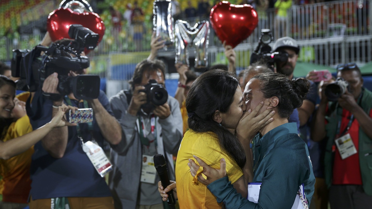 Auch eine Art Kiss-Cam: Rugby-Spielerin Isadora Cerullo (rechts) und ihr Schatz Marjorie Enya.