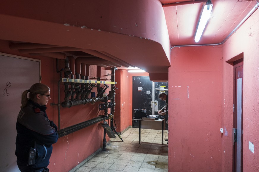 ARCHIVBILD ZUM HEUTIGEN MEDIENRUNDGANG (SEHEN SIE DAZU DAS KEYSTONE-TAGESPRORGRAMM) DURCH DIE SANIERTEN HAEUSER AN DER NEUFRANKENGASSE, AM FREITAG, 12. JULI 2019 - Die Polizei im Keller der Neufranken ...