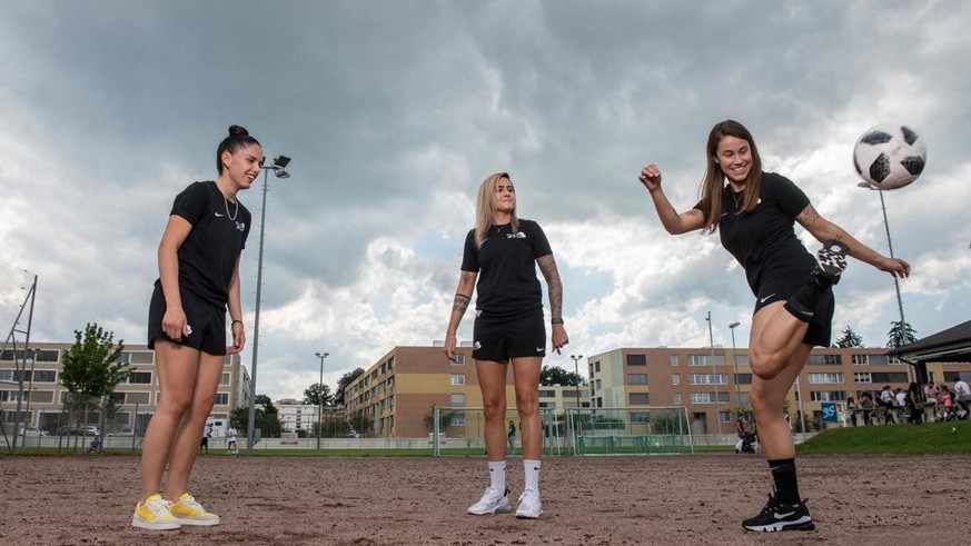 Melanie Müller, Gentiana Morina und Stephanie Erne (v.l) setzen sich für junge Fussballerinnen ein.