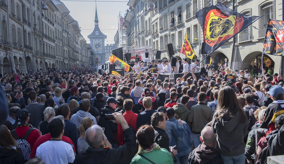 Berns Meisterumzug durch die Stadt Bern, bei der Meisterfeier des SC Bern, am Samstag, 22. April 2017 auf dem Bundesplatz in Bern. (KEYSTONE/Marcel Bieri)