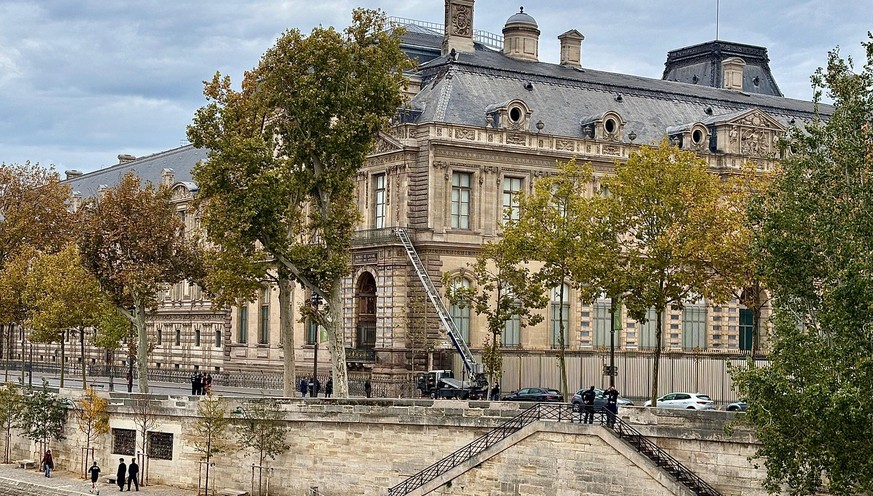 A basket lift used by thieves is seen at the Louvre museum Sunday Oct.19, 2025 in Paris. (AP Photo/Alexander Turnbull)
France Louvre