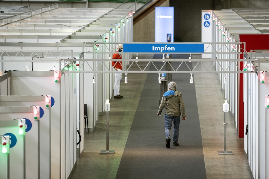 Ein Mann ist auf dem Weg zum Impfen im Impfzentrum auf dem Areal der Messe Luzern, aufgenommen am Dienstag, 19. Januar 2021. (KEYSTONE/Alexandra Wey)