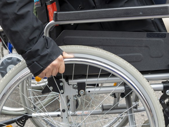 Der Basler Regierungspraesident Beat Jans versucht mit einem Rollstuhl zurechtzukommen bei einem Medienrundgang in Basel, am Mittwoch, 4. August 2021. Seit dem 1. Januar 2021 ist das kantonale Behinde ...