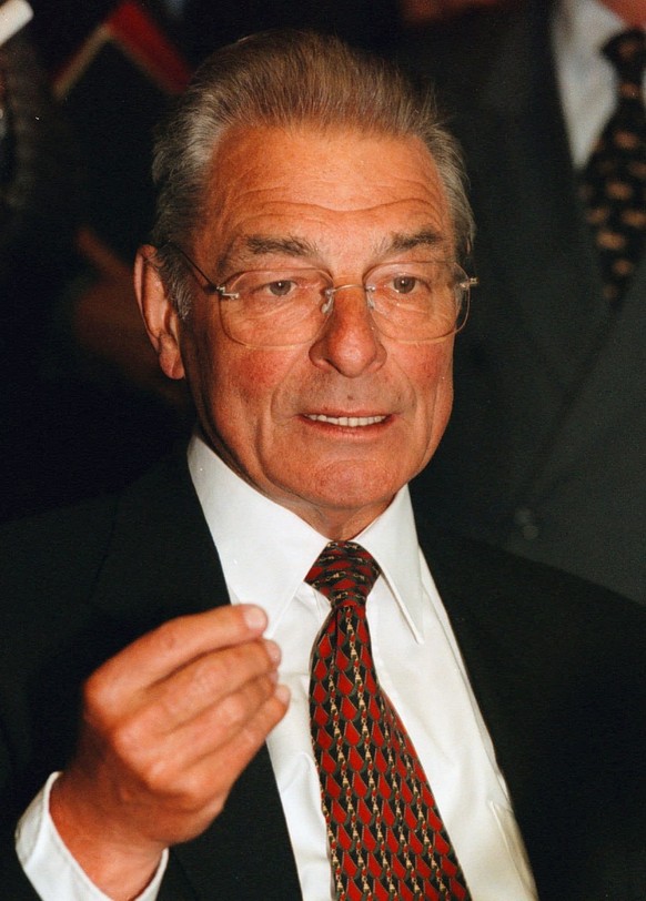 Bundesrat Jean-Pascal Delmuraz (m) gibt im Bundeshaus in Bern am Mittwoch, 14. Januar 1998, der Oeffentlichkeit seinen Ruecktritt bekannt. (KEYSTONE/JUERG MUELLER)