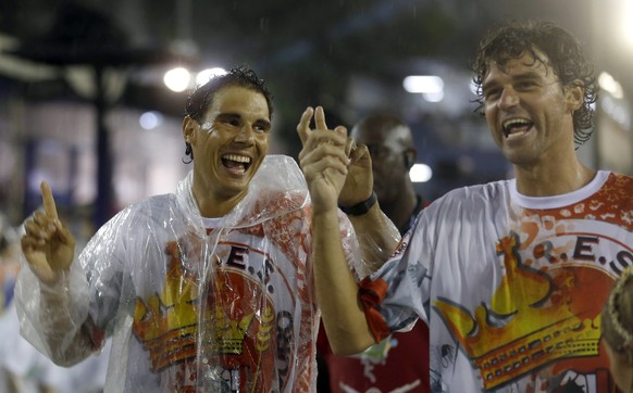 Die Tennisspieler Rafael Nadal (Spanien) und&nbsp;Gustavo Kuerten (Brasilien) vergnügten sich trotz dem Regen am Karneval.&nbsp;