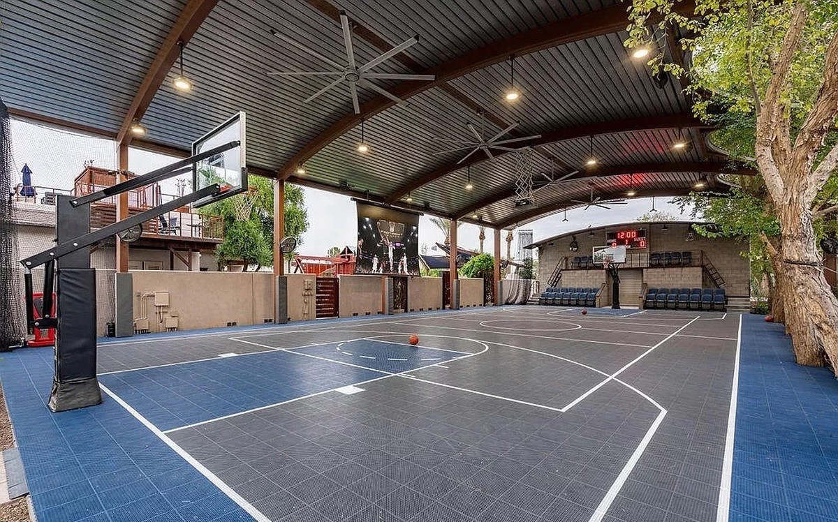 Crazy Villa in Gilbert Arizonafür 20 millionen dollar https://www.zillow.com/homedetails/21423-S-147th-St-Gilbert-AZ-85298/59261224_zpid/