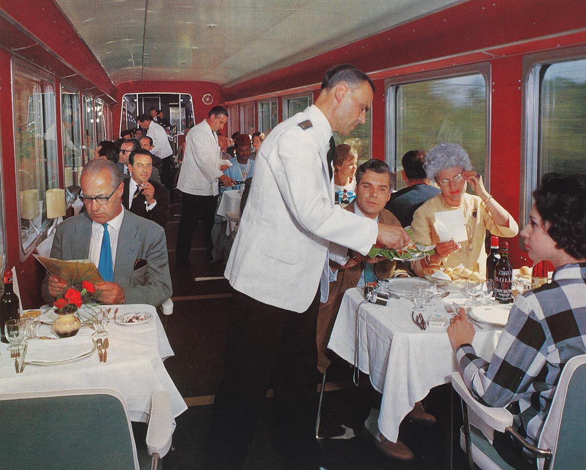 Speisen wie im Gourmet-Restaurant: Innenansicht des Speisewagens, 1961.
https://www.sbbarchiv.ch/detail.aspx?id=542912