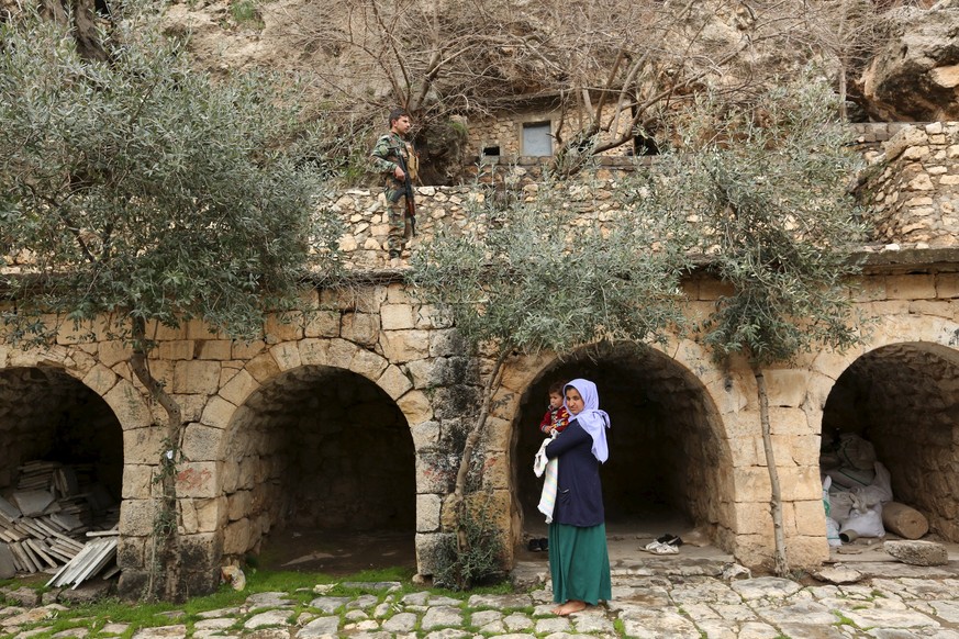 Eine Jesidin mit ihrem Kind vor einem Tempel&nbsp;in Shikhan, Irak.&nbsp;