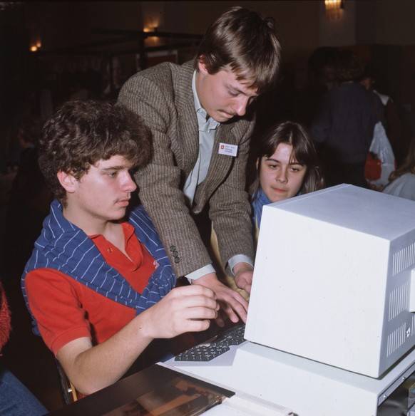 Presentation of computers: KV students in the 1990s.