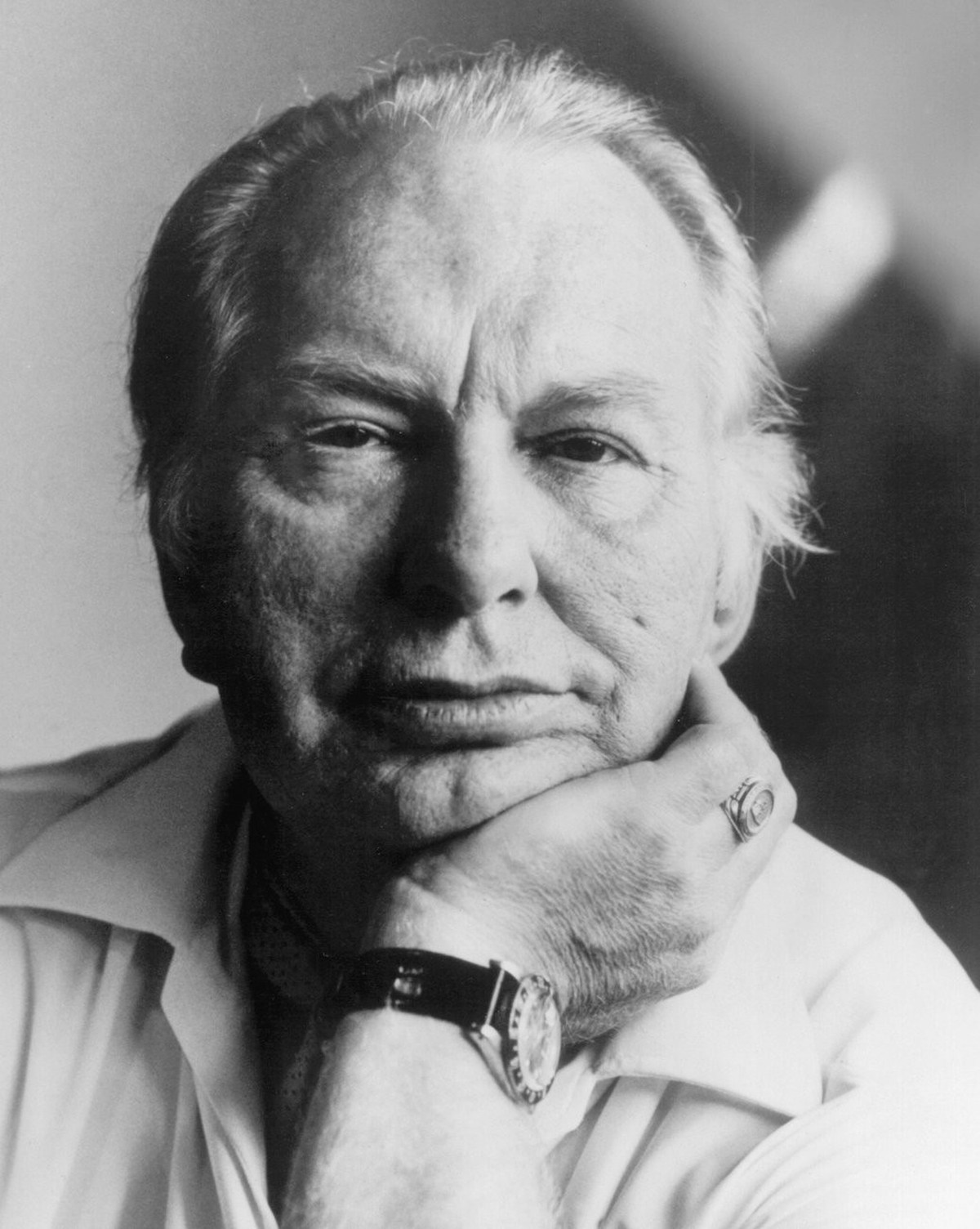 Portrait des US-amerikanischen Schriftstellers und Sekten-Gruenders Ron Lafayette Hubbard, undatierte Aufnahme. Der einstige Science-Fiction-Autor Hubbard gruendete 1954 die als Scientology Church bek ...