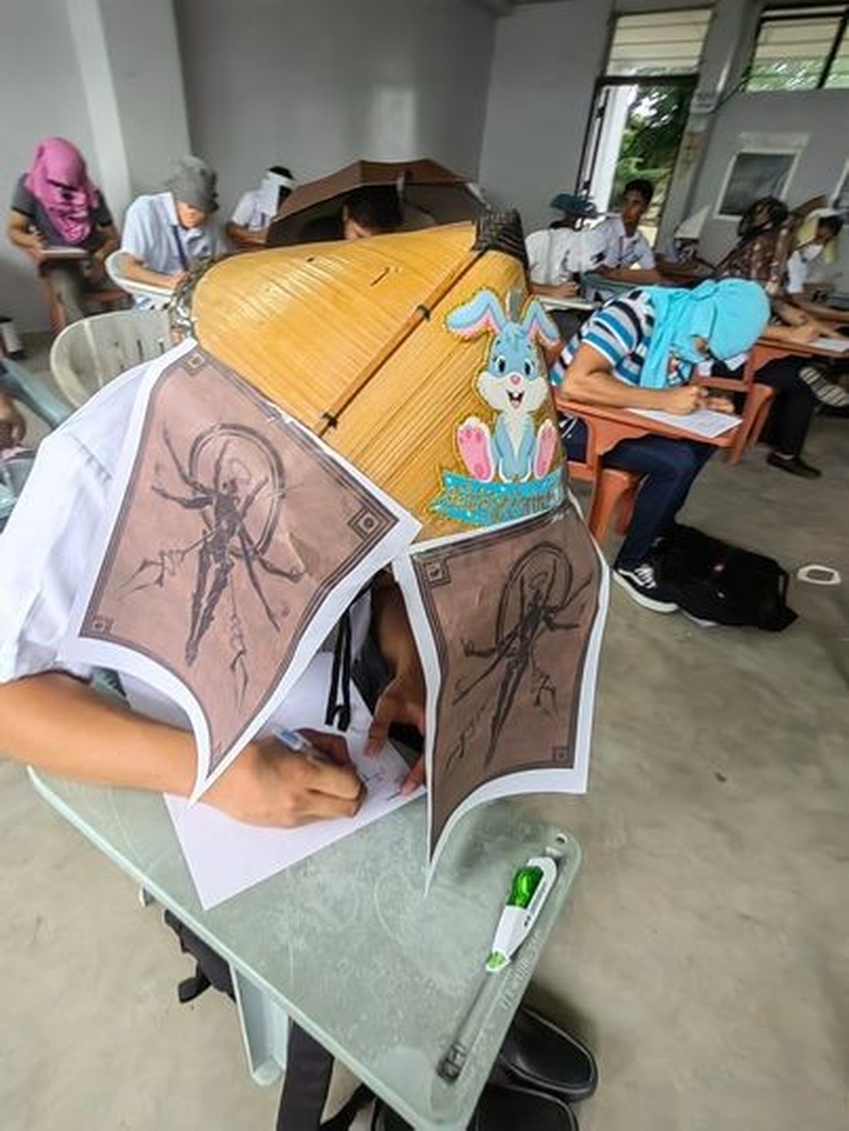 Die philippinische Lehrerin Mary Joy Mandane-Ortiz hat ihre Schülerinnen und Schüler aufgefordert, aus Papier einen Hut zu basteln, damit sie bei den Zwischenprüfungen nicht abschreiben können.