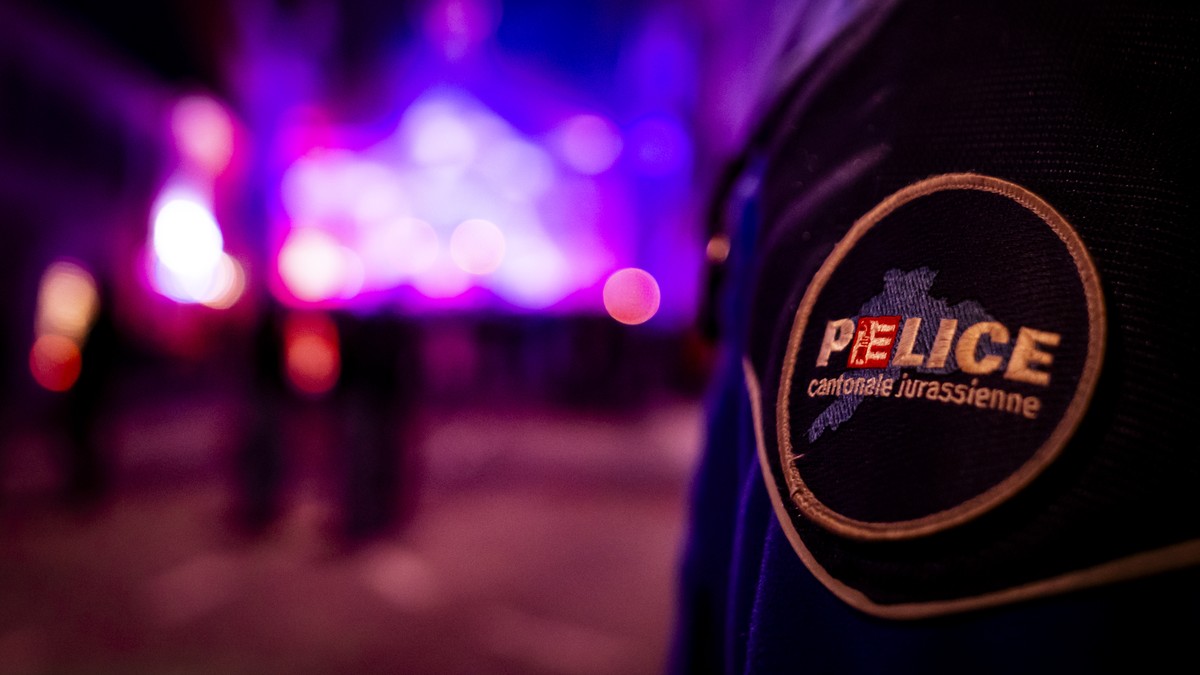 Un policier de la police cantonale jurassienne patrouille devant l'Hotel de Ville lors des festivites marquant le changement de canton de la ville de Moutier le jeudi 1 janvier 2026 a Moutier. La ...