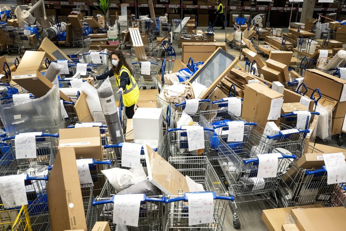 Mitarbeiter der Ikea Spreitenbach machen Kundenbestellungen bereit fuer die Auslieferung, am Samstag, 30. Januar 2021. Das Einrichtungshaus in Spreitenbach bleibt bis mindestens Ende Februar geschloss ...