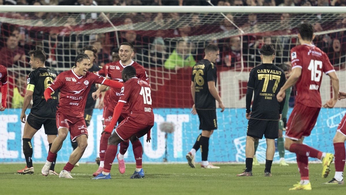 Winterthurs Nishan Burkart (links), Jubelt mit Basil Stillhart und Souleymane Diaby nach der zweite Tor fuer den FC Winterthur im Fussball Meisterschaftsspiel der Super League zwischen dem FC Winterth ...
