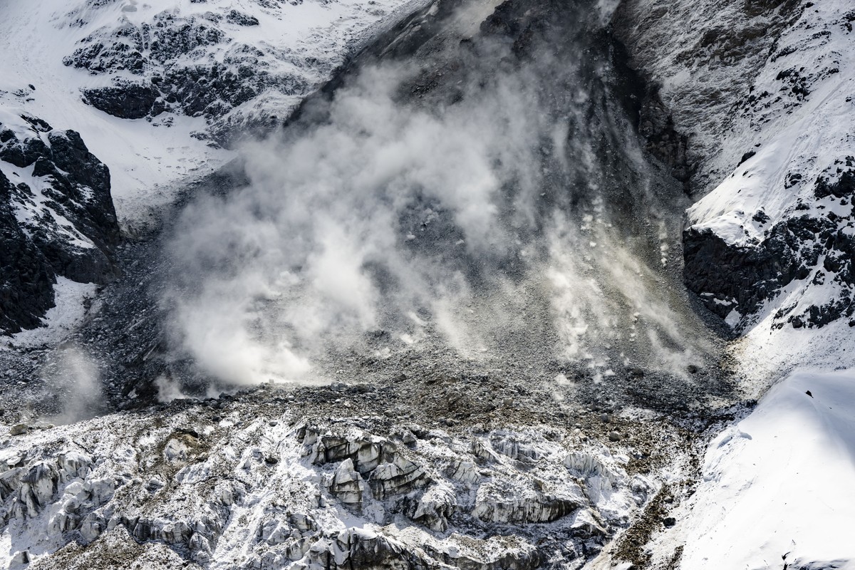 Steine eines Felssturzes vom Kleinen Nesthorn stuerzen auf den Birchgletscher im Loetschental, am Freitag, 23. Mai 2025, in Blatten. Das Dorf Blatten VS im Loetschental musste wegen der Gefahr eines F ...