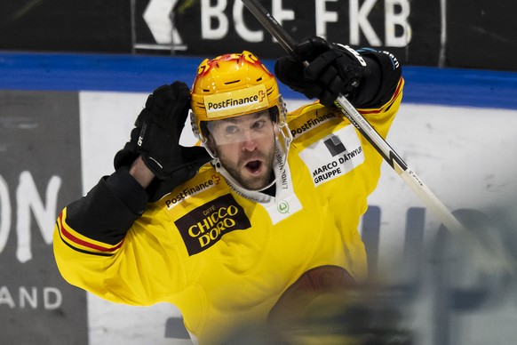 Berns PostFinance Topscorer Christopher DiDomenico jubelt nach seinem Tor zum 2-2, beim Eishockey Meisterschaftsspiel der National League A zwischen dem HC Fribourg Gotteron und dem SC Bern, am Samsta ...