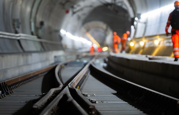 Sanierungsarbeiten im Gotthard-Basistunnel, aufgenommen am Freitag, 24. Mai 2024, bei Faido. Bei der Entgleisung eines Gueterzuges am 10. August 2023, wurde die Gleisanlage sowie ein Spurwechseltor im ...