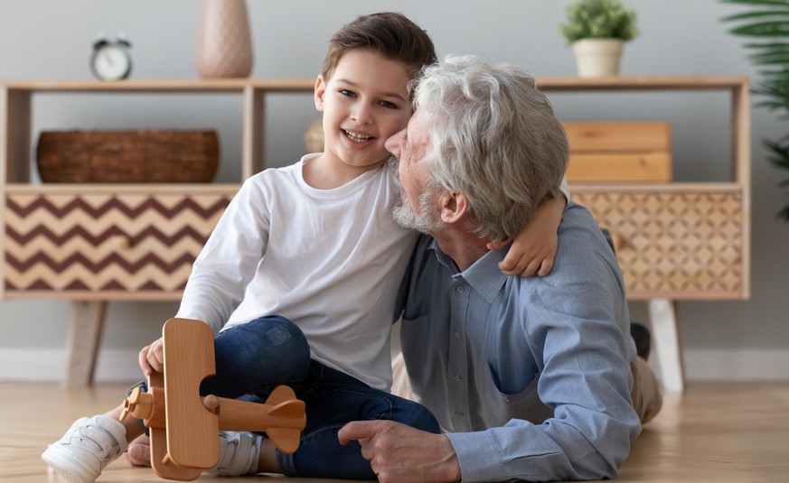 Jeder fünfzigste Vater in der Schweiz ist bei der Geburt seines Kindes über 50 Jahre alt.